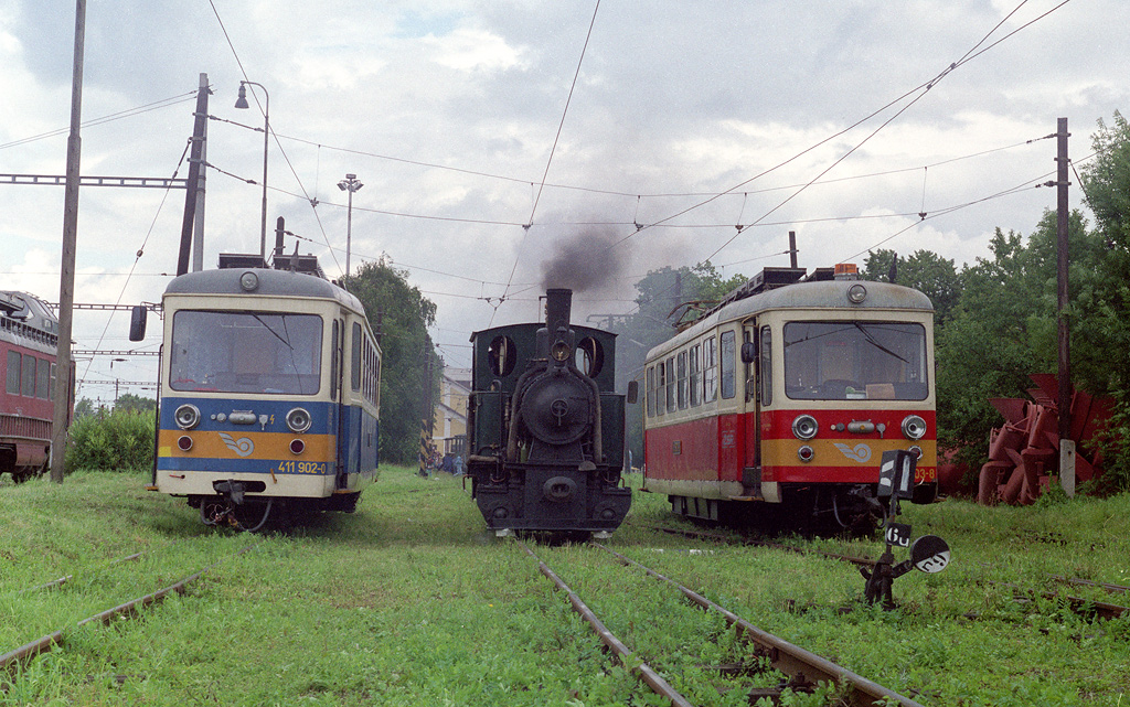 Parní lokomotiva Smoschewer ve společnosti elektrických vozů ř. 411.9 v kolejišti depa T. Teplá. (Autor: Miroslav Just)